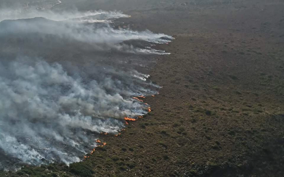 Συνδρομή του Στρατού Ξηράς στις πυρκαγιές σε Ελαφόνησο και Υμηττό (εικόνες)